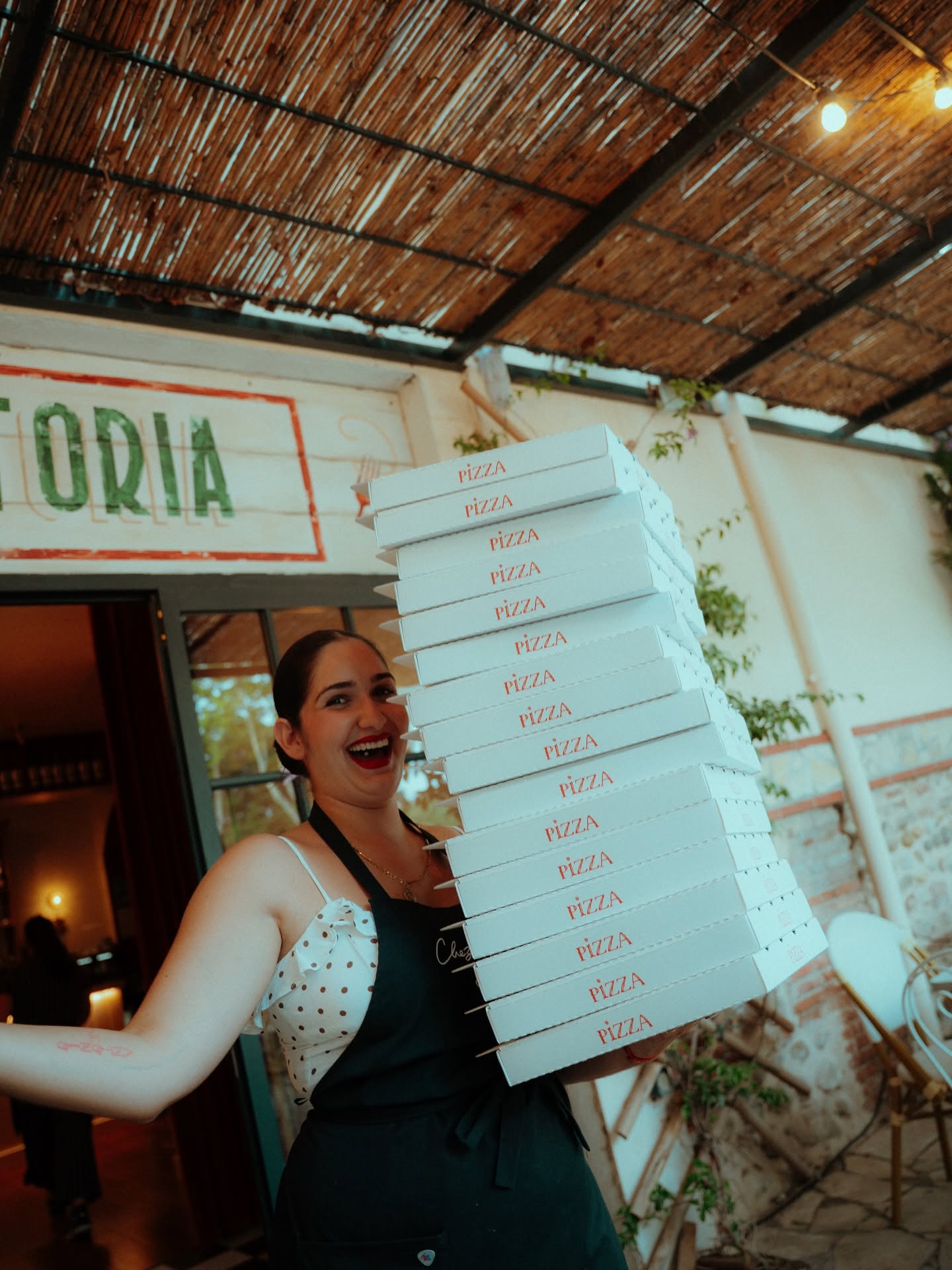 Galerie - exterieur-employe-pizza-emporter